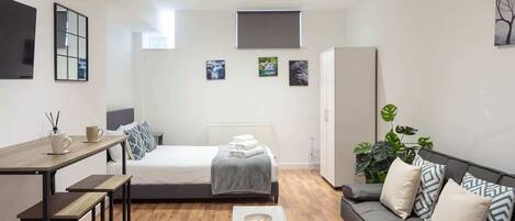 Bureau, fer et planche Ă repasser, Wi-Fi, draps fournis