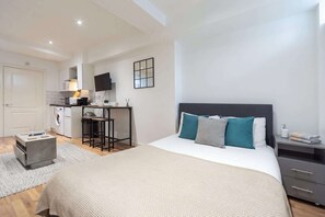 Desk, iron/ironing board, WiFi, bed sheets