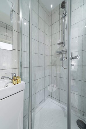 Douche, sèche-cheveux, serviettes fournies