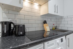 Fridge, microwave, oven, stovetop - Stylish & Convenient Studio in Shoreditch (London)