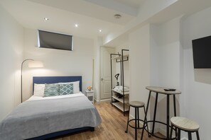 Bureau, fer et planche à repasser, Wi-Fi, draps fournis