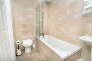 Douche, sèche-cheveux, serviettes fournies, shampoing