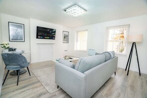 TV, offices - The Cheltenham Suites - Fabulous 1 Bed Apartment (Cheltenham)