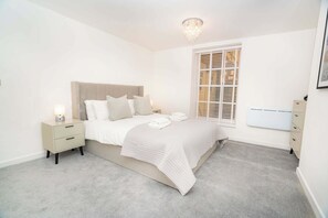 1 bedroom, iron/ironing board, WiFi, bed sheets - The Cheltenham Suites - Fabulous 1 Bed Apartment (Cheltenham)