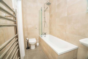 Bruser, hårtørrer, håndklæder