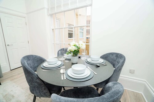 Chic 1BR Cheltenham Apt Near Town Centre