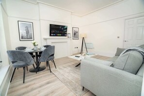 TV, offices - The Cheltenham Suites - Elegant 1 Bed Apartment (Cheltenham)