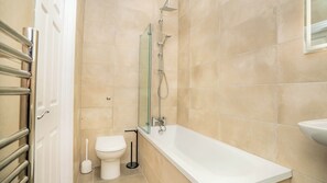 Douche, sèche-cheveux, serviettes fournies