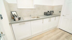 雪櫃、微波爐、焗爐、爐具