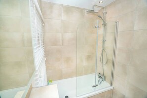 Dusche, kostenlose Toilettenartikel, Haartrockner, Handtücher