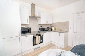 Fridge, microwave, oven, stovetop - The Cheltenham Suites - Stunning 1 Bed Apartment (Cheltenham)