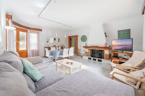 Televisie en een open haard