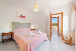 3 slaapkamers, een strijkplank/strijkijzer, wifi, beddengoed