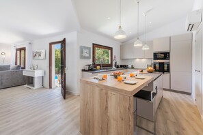 Fridge, microwave, oven, stovetop - Villa Vantour - Close to Puerto Pollenca, with Gymnasium (Pollença)