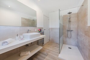 Shower, hair dryer, towels - Villa Vantour - Close to Puerto Pollenca, with Gymnasium (Pollença)
