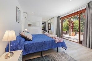 6 bedrooms, iron/ironing board, WiFi, bed sheets