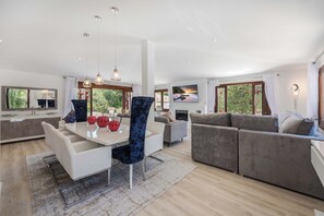TV, fireplace, stereo