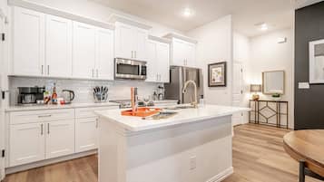 冰箱、微波炉、烤箱、炉灶