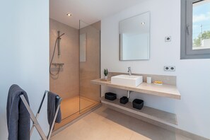 Shower, hair dryer, towels - Villa Fenicio (Port de Pollença)