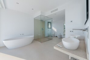 Douche, sĂšche-cheveux, serviettes fournies