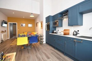 Kühlschrank, Mikrowelle, Ofen, Herdplatte