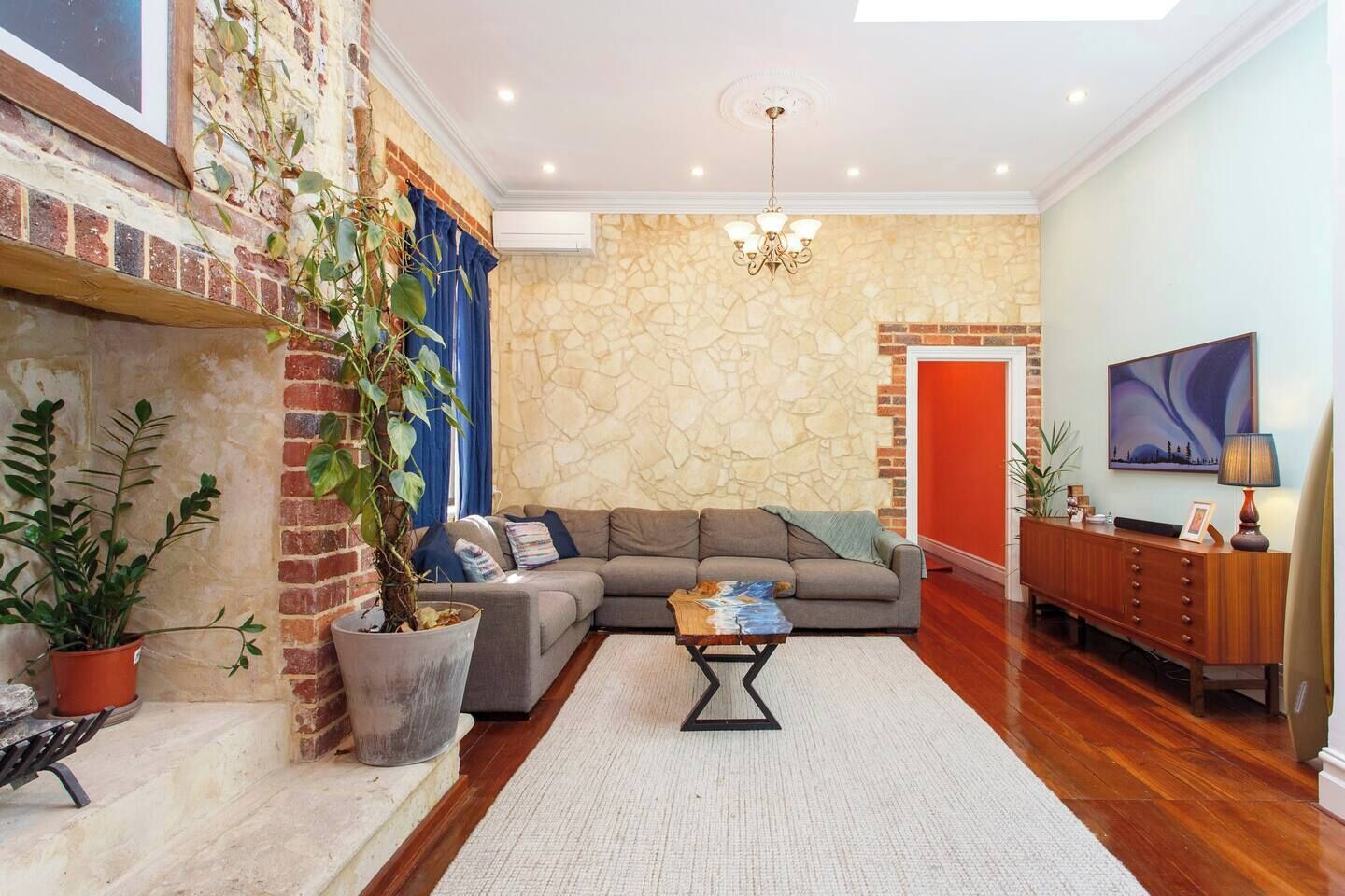 Smart TV, fireplace