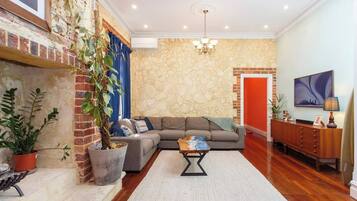 Smart TV, fireplace