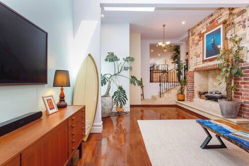 Spacious Central Fremantle Home w Spa bath & garden