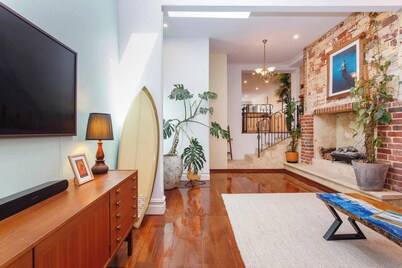 Spacious Central Fremantle Home w Spa bath & garden