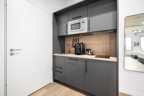 Refrigerador, microondas, placa de cocina, lavavajillas