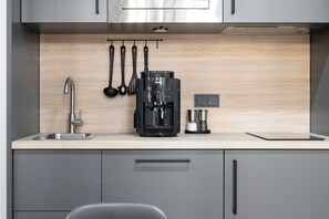 Frigorífico, microondas, placa de cocina y lavavajillas