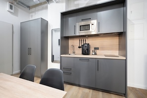 Geladeira, micro-ondas, cooktop, lava-louças