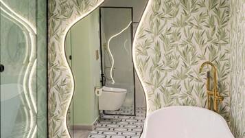 Apartment, Balcony | Bathroom | Combined shower/tub, towels, soap