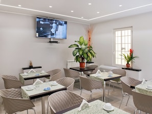 Daily continental breakfast (EUR 8 per person)