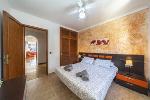 1 slaapkamer, een strijkplank/strijkijzer, reisbedje, gratis wifi