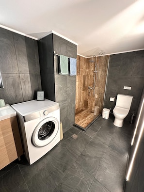 Dusche, kostenlose Toilettenartikel, Haartrockner, Handtücher