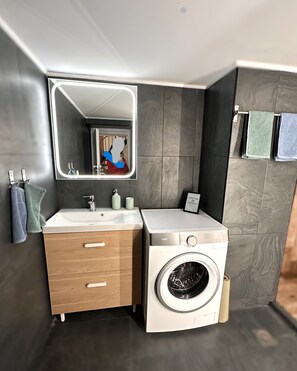 Bruser, gratis toiletartikler, hårtørrer, håndklæder