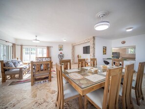 Dining - 7BR/6BA Villa: Private Pool & Steps to the Sea (Sosúa)