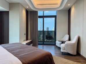 3 bedrooms, in-room safe, iron/ironing board, WiFi - Luxe Living 3B Full Burj View l King size Bed (Dubai)