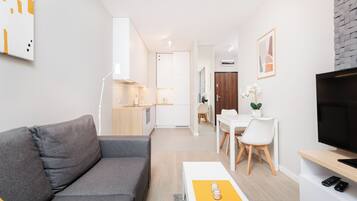 Condo conforto, vista para o pátio | Opções para refeição no quarto