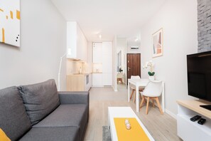 Comfort Condo, Courtyard View | In-room dining