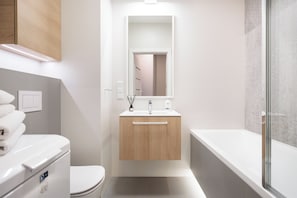 Apartamento Confort, vistas al patio | Baño | Ducha y bañera combinadas, secador de pelo, toallas y jabón