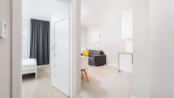 Condo tiện nghi đơn giản, quang cảnh sân vườn | 1 phòng ngủ, khu vực làm việc phù hợp cho laptop