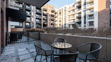 Condo tiện nghi đơn giản, quang cảnh sân vườn | Hiên