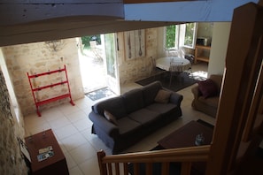 Fernseher, Tischtennisplatte, Bücher