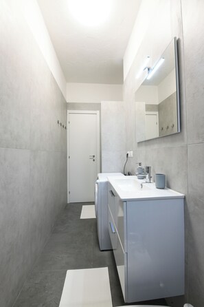 Shower, hair dryer, bidet, towels - Novegro Apartment Milan Linate (Novegro-Tregarezzo)