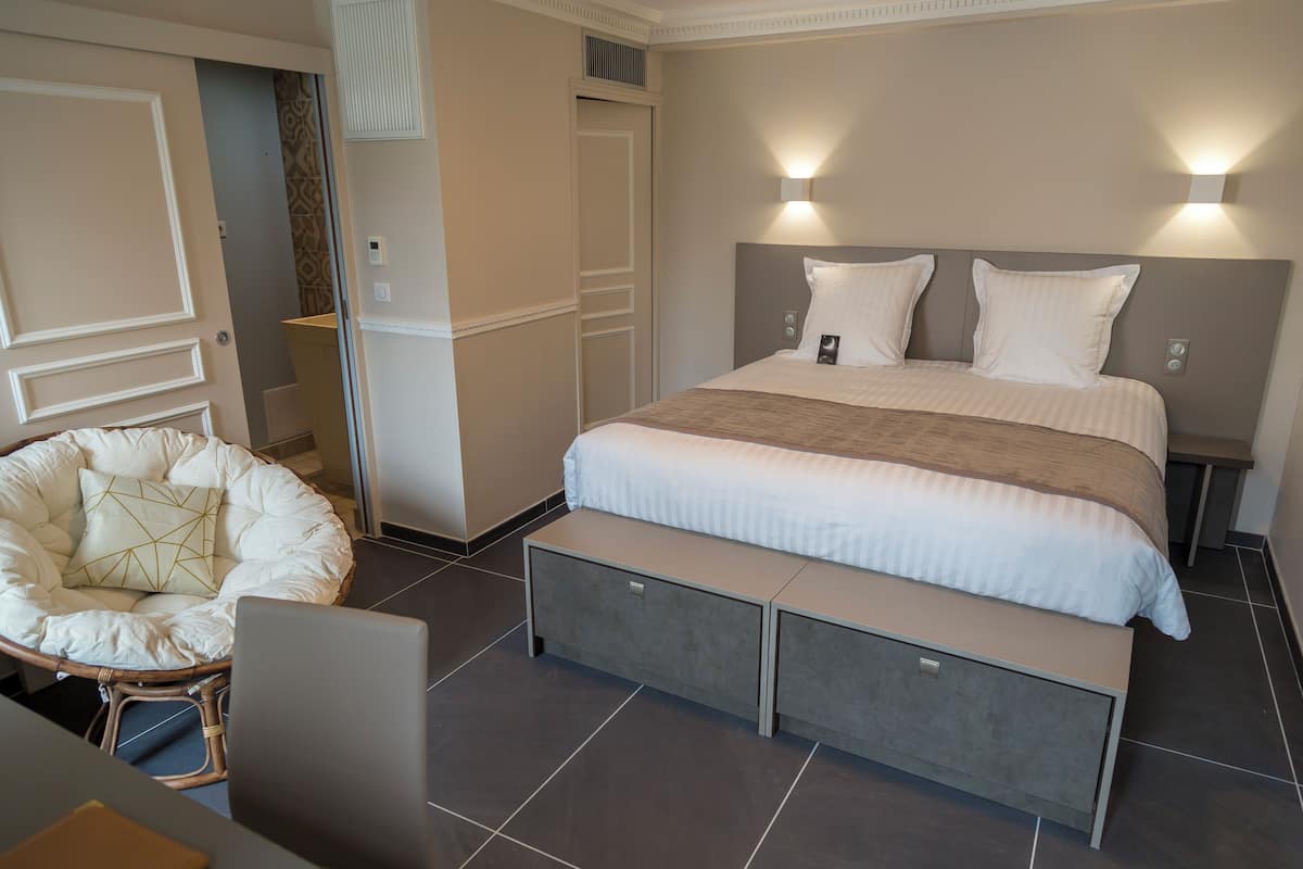 Double or Twin Room | 1 bilik tidur, bar mini, peti besi dalam bilik, meja