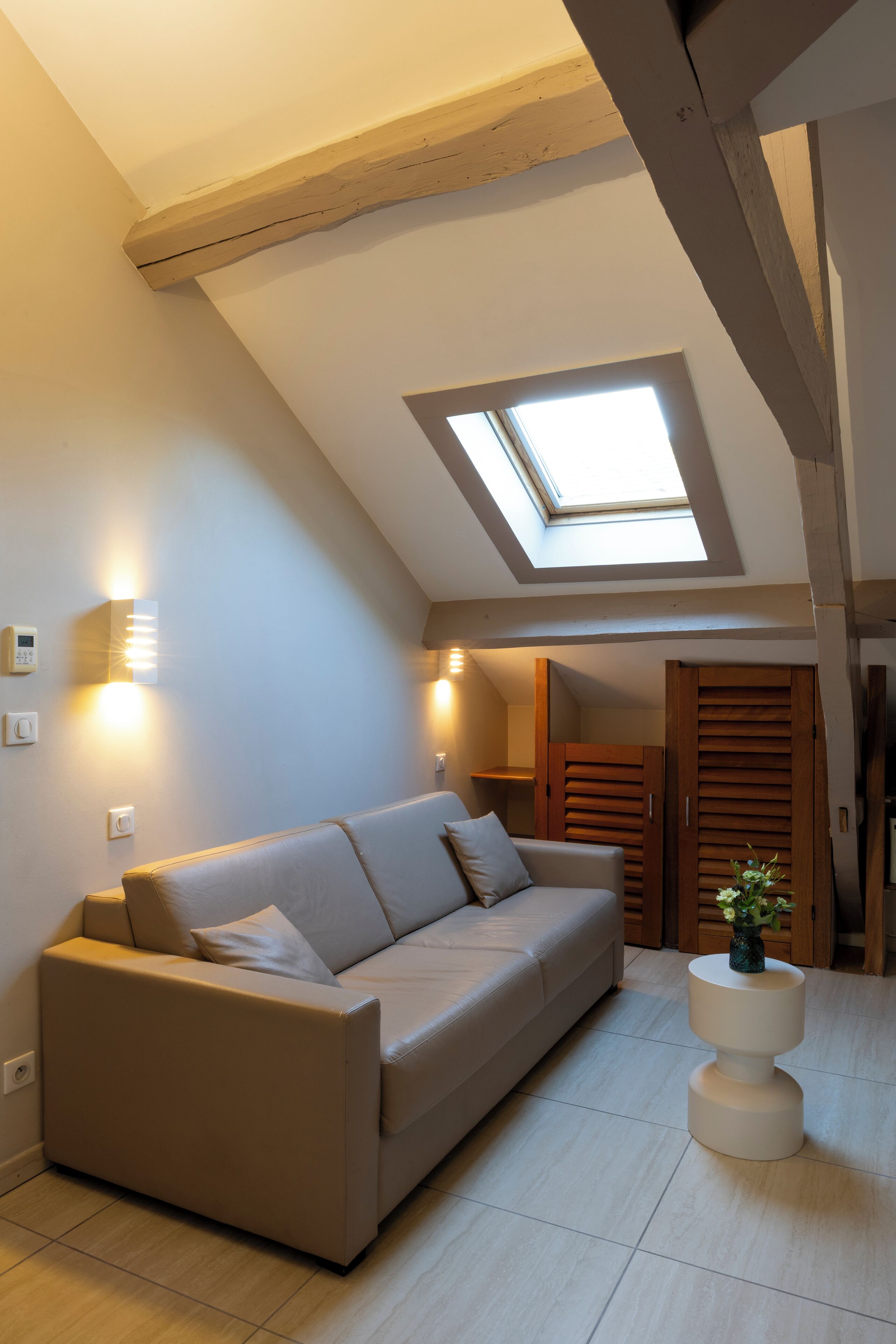 Minibar, coffres-forts dans les chambres, bureau, rideaux occultants