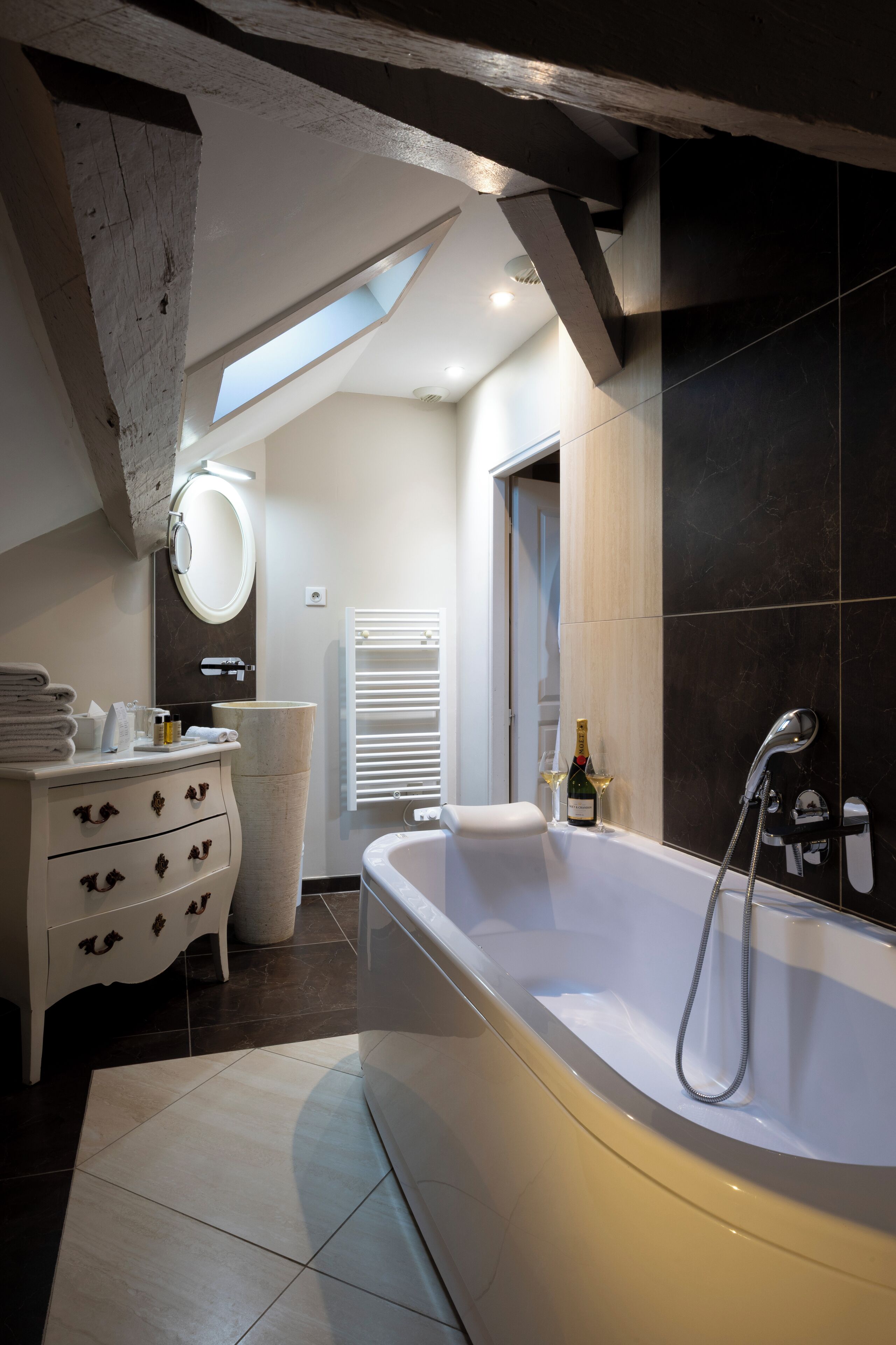 Familien-Suite | Minibar, Zimmersafe, Schreibtisch, Verdunkelungsvorhänge