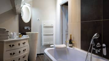 Family Suite | Minibar, in-room safe, desk, blackout drapes